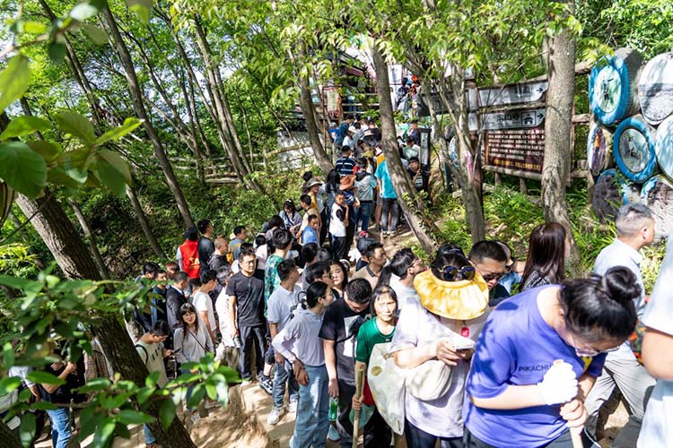 游客排隊爬山。劍門關景區(qū)供圖