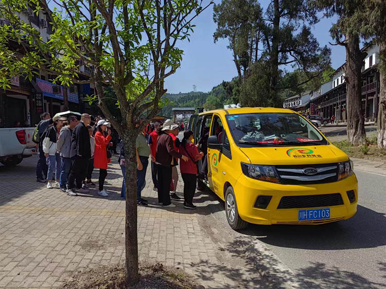 游客排隊(duì)乘坐免費(fèi)擺渡車。劍閣縣融媒體中心供圖