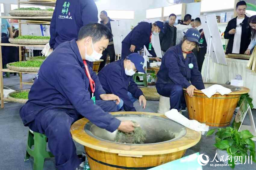 工作人員正在展示制茶。盧雨攝