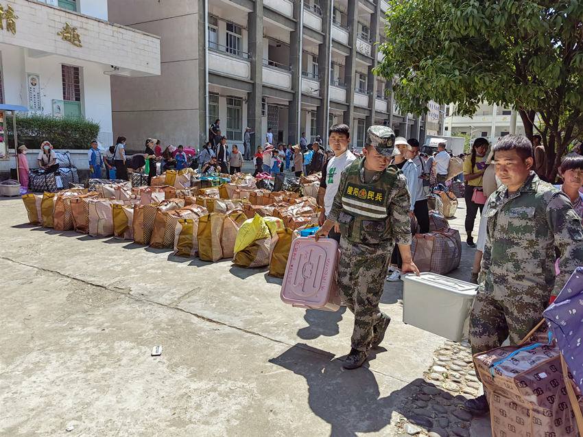 楊愛理（右一）搬運救災物資。陸軍第77集團軍某旅供圖