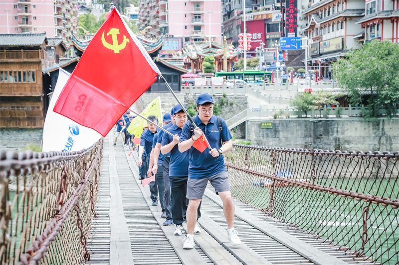 青年黨員代表通過瀘定橋。桑達股份供圖