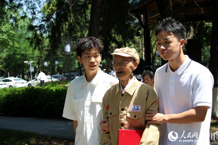 圖為川大學(xué)生迎接老兵進(jìn)校園。何香怡攝