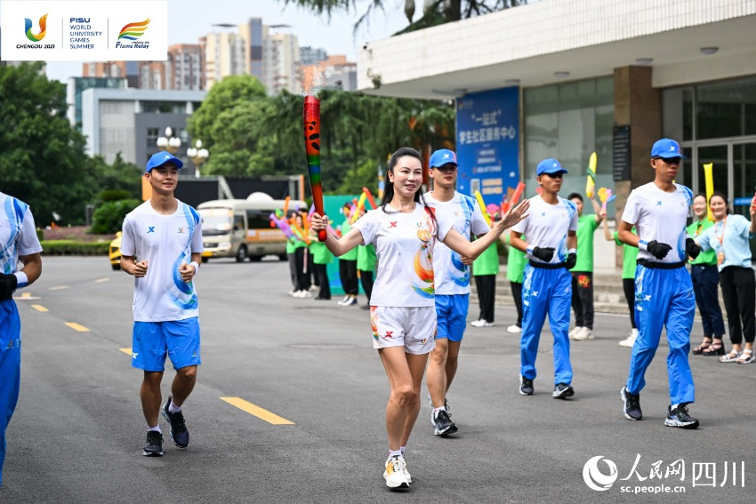 火炬?zhèn)鬟f現(xiàn)場(chǎng)。張贊鋒攝