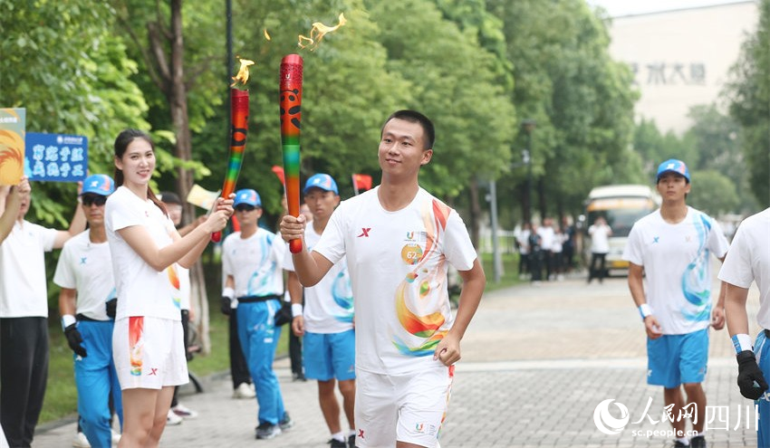 火炬?zhèn)鬟f現(xiàn)場。涂新攝