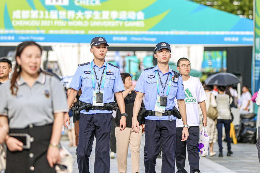 東安湖游泳場(chǎng)館外的執(zhí)勤巡邏民警。成都公安供圖