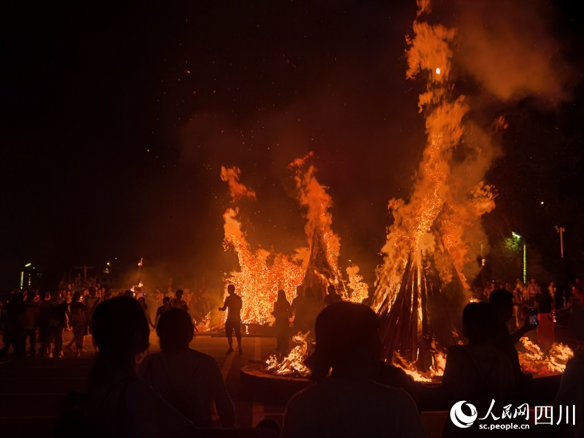 市民點燃火把祈福。王一攝