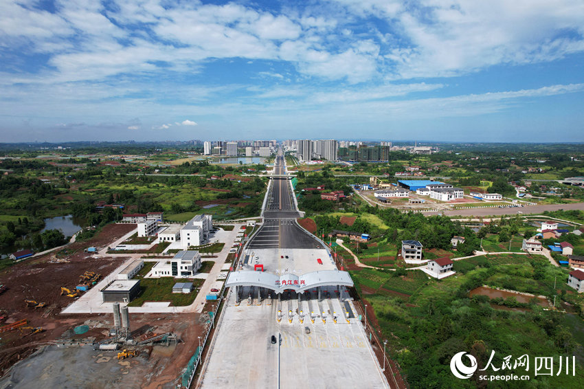 內(nèi)（江）大（足）高速公路四川段順利完工并通過驗收。蘭自濤攝