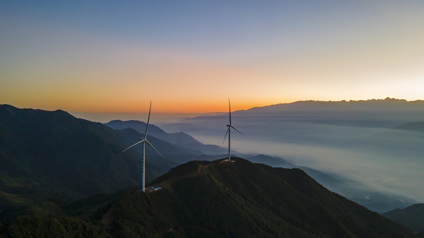 日出時分的雅礱江臘巴山風(fēng)電場。雅礱江公司供圖