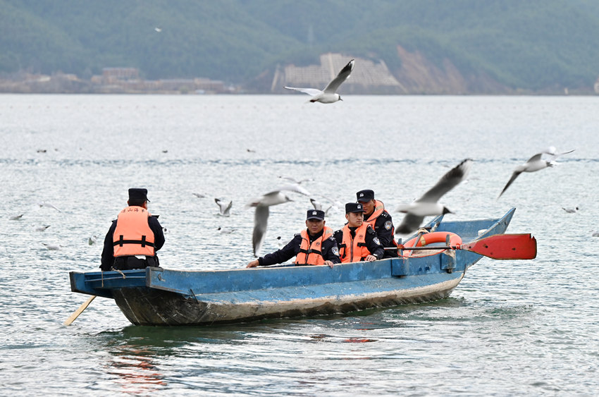 民警在瀘沽湖進(jìn)行巡湖。四川省公安廳供圖