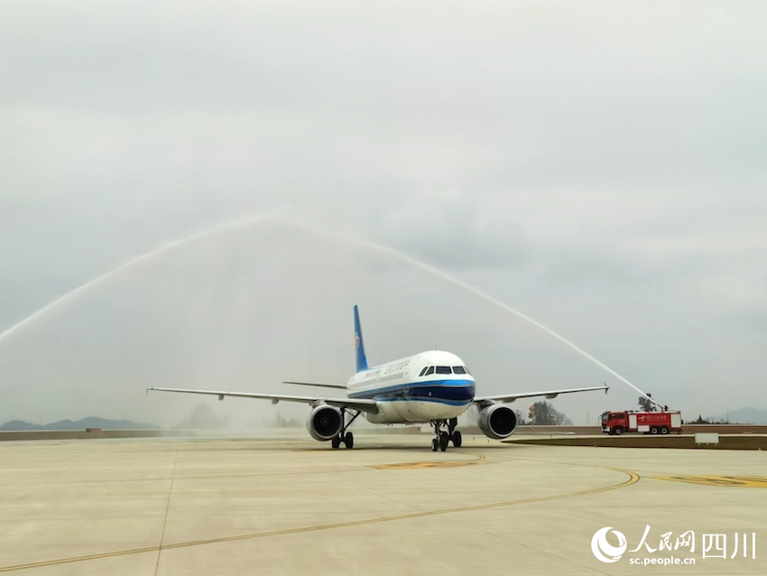 廣州白云機場起飛的南航CZ2281次航班平穩(wěn)降落古城機場，通過“水門”。人民網(wǎng)記者 郭瑩攝