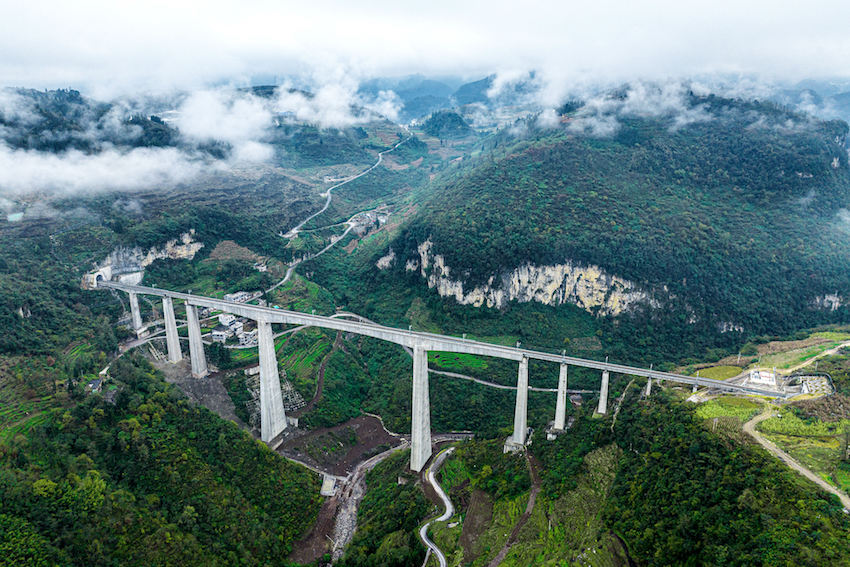 馮家寨特大橋。成都鐵路供圖