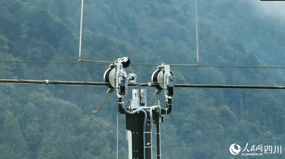 國網四川電力作業(yè)人員操控運載無人機。丁盛杰攝