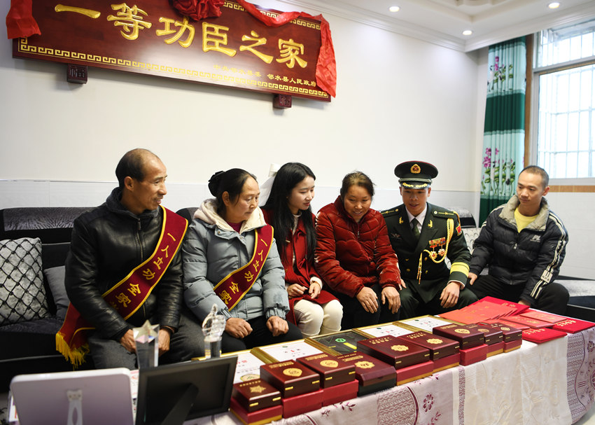 眾多獎章和證書見證著甘建超的奮斗歷程。廣安市退役軍人事務局供圖