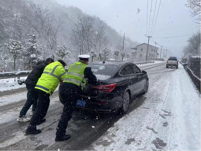 達(dá)州市萬(wàn)源縣加強(qiáng)道路交通重點(diǎn)路段巡查和管控，并采取除冰除雪措施。四川省應(yīng)急管理廳供圖