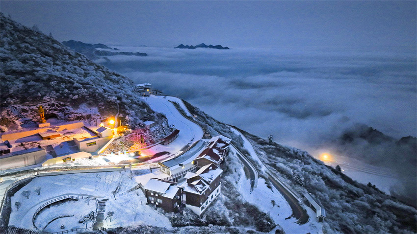 夜雪明燈八臺(tái)山。石仲攝