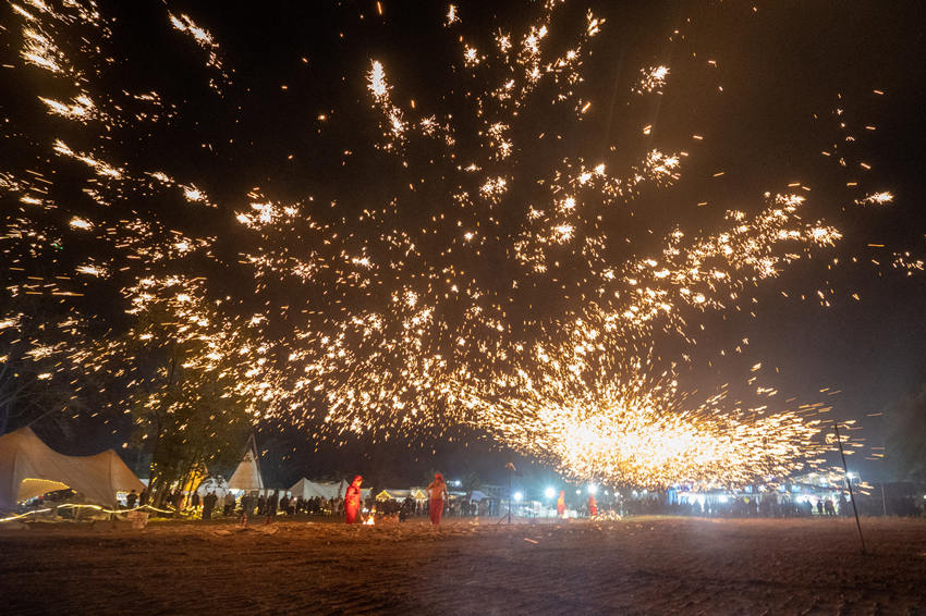 2月1日，傳統(tǒng)匠人在眉山市彭山區(qū)金燭村的萬家水碾夜市為群眾表演國家級非遺“打鐵花”。翁光建攝