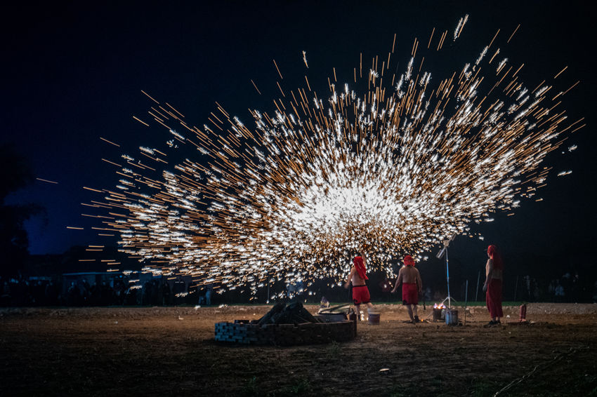 2月1日，傳統(tǒng)匠人在眉山市彭山區(qū)金燭村的萬家水碾夜市為群眾表演國家級非遺“打鐵花”。翁光建攝