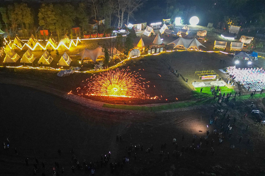 2月1日，傳統(tǒng)匠人在眉山市彭山區(qū)金燭村的萬家水碾夜市為群眾表演國家級非遺“打鐵花”。翁光建攝