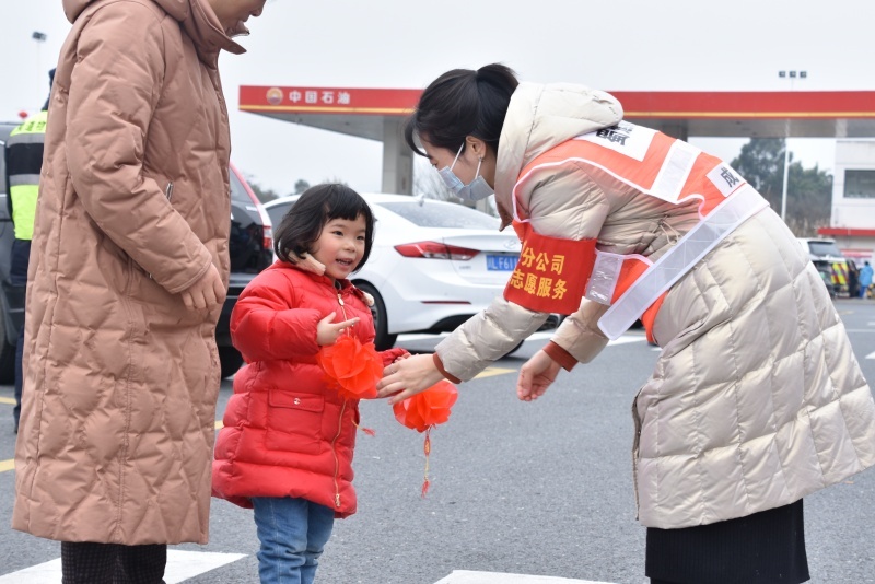 蜀道集團(tuán)成渝公司成仁高速永興服務(wù)區(qū)志愿服務(wù)者向司乘朋友贈送禮品掛件。蜀道集團(tuán)供圖