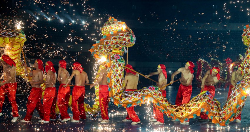    打鐵花 舞火龍 四川達(dá)州非遺巡演鬧新春      近日，“龍耀巴渠·歡樂(lè)達(dá)州——2024年四川省達(dá)州市迎新春非遺大巡演”在達(dá)州市體育中心激情上演。【詳細(xì)】    