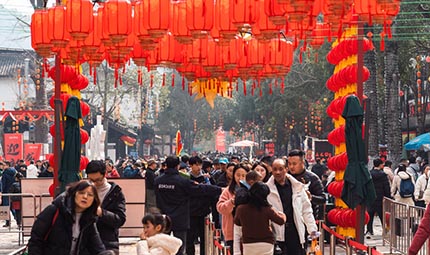    春游古蜀道，香飄翠云廊      春節(jié)假期里，翠云廊人流如潮。人們來(lái)到這里，了解歷史，縱覽山河，度過(guò)一個(gè)春風(fēng)大雅的龍年春節(jié)。劍閣柏前尋幽，張飛柏前懷古，夫妻柏前合影，帥大柏前致敬，隆中對(duì)柏前感嘆，犀牛望月柏前點(diǎn)贊……翠云廊步步是美景、樹樹有風(fēng)情，被游客前呼后擁，顯得更加欣欣向榮?！驹敿?xì)】    