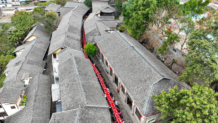 航拍太平古鎮(zhèn)紅軍街百家宴。支力攝