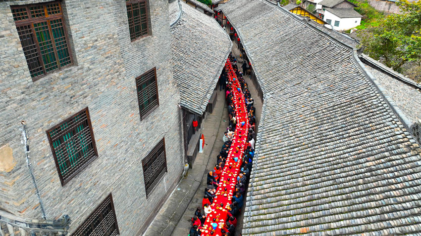 航拍太平古鎮(zhèn)紅軍街百家宴。支力攝