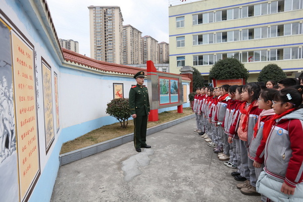 現(xiàn)役軍人為少先隊員講解國防教育知識。馬發(fā)海供圖