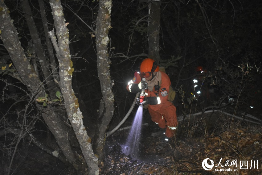 深夜，四川省森林消防總隊攀枝花市支隊森林消防員正在全力撲救山火。殷豪良攝