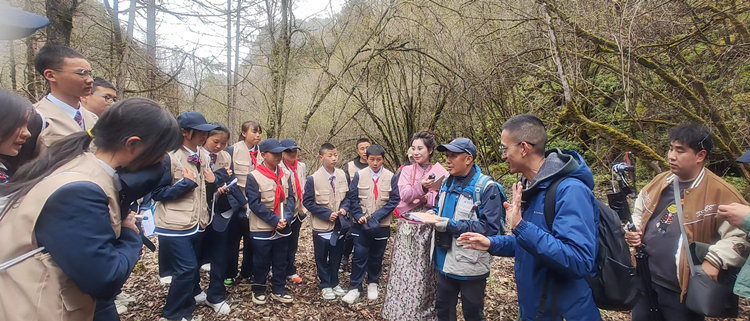 孩子們聽專家講解。黃管局供圖