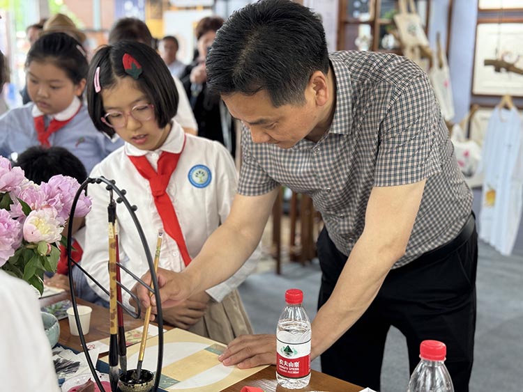 爾雅軒水墨工作坊嘉賓體驗。成都市青羊區(qū)實驗小學(xué)青華分校供圖