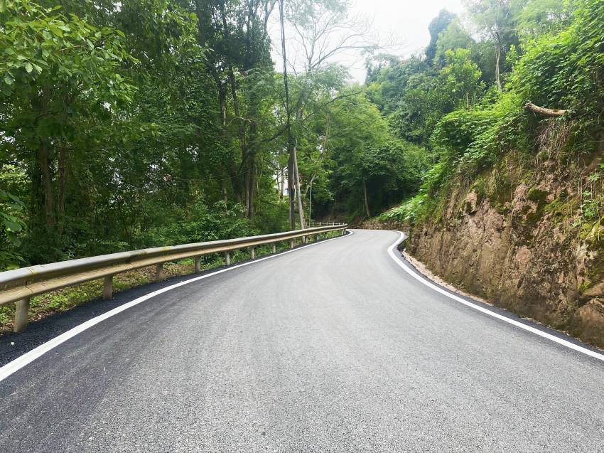 鋪設(shè)瀝青后的苦竹溪至雙魚湖水庫段道路。通川區(qū)融媒體中心供圖