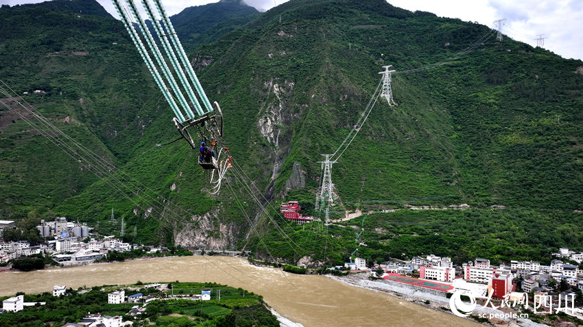 電力工人正在高空作業(yè)。劉湘釩攝