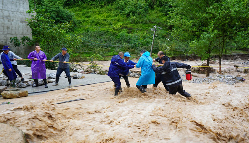 直擊四川漢源搶險救災(zāi)現(xiàn)場：各部門積極搶險救援。雅安市融媒體中心、漢源縣融媒體中心供圖