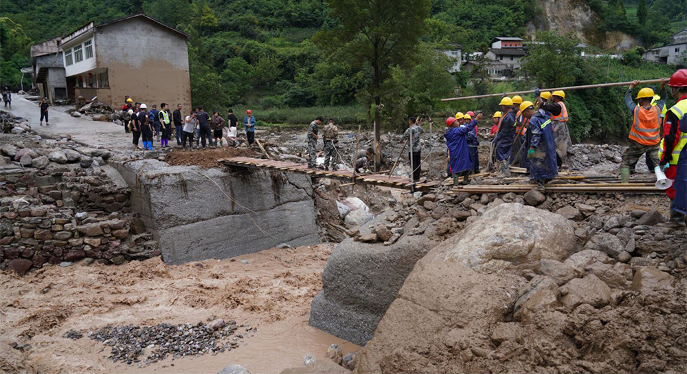 直擊四川漢源搶險救災(zāi)現(xiàn)場：搭建便橋。雅安市融媒體中心、漢源縣融媒體中心供圖