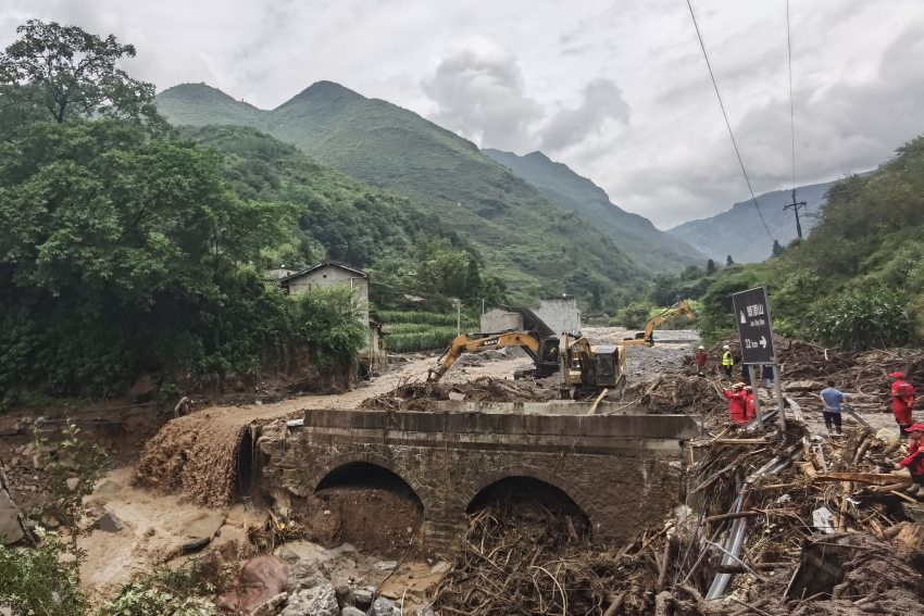 中國安能全力開展道路清淤和搶修搶通工作。安能三局供圖