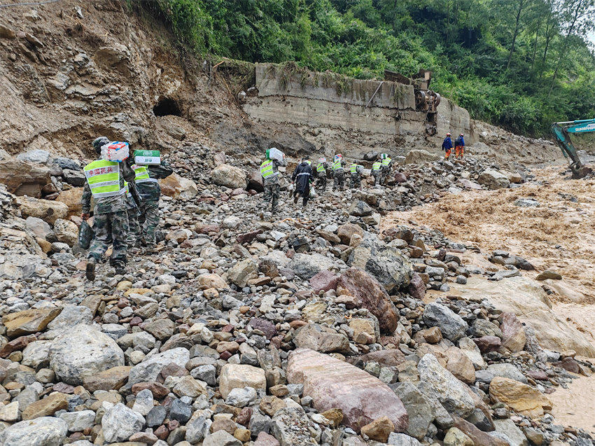 官兵民兵持續(xù)奮戰(zhàn)救援一線。四川省軍區(qū)供圖