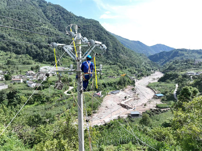 搶修線路。宋豪新、曹頎攝