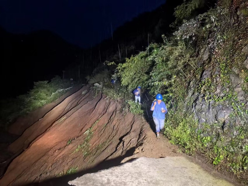 萬工供電所員工冒雨連夜前往受災(zāi)一線路上，緊急查勘已被泥石流沖毀的線路。趙亮攝