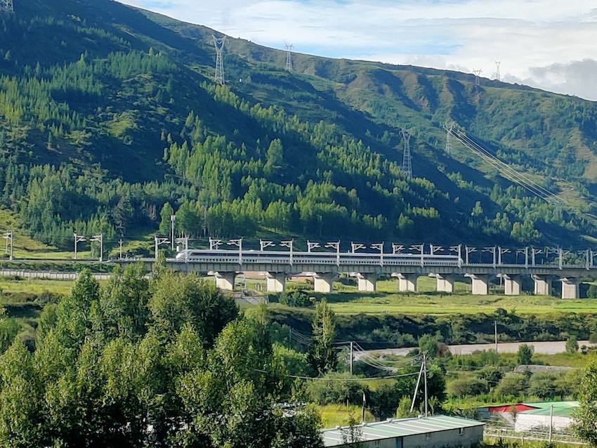 動(dòng)車組列車在山嶺中穿行。中國(guó)鐵路成都局集團(tuán)有限公司