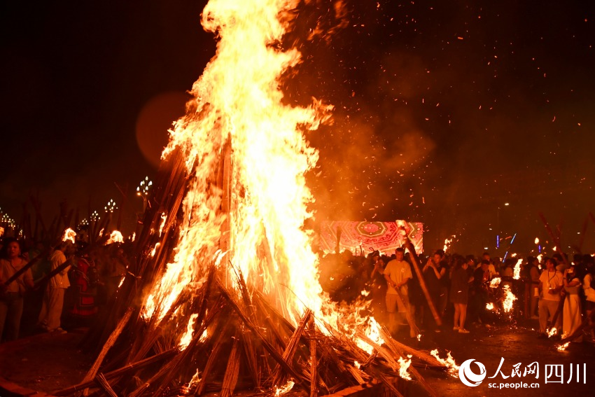 激情火把節(jié)，最炫民族風。人民網(wǎng) 趙祖樂攝