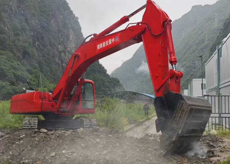 搶通被沖毀道路。中國(guó)安能三局供圖