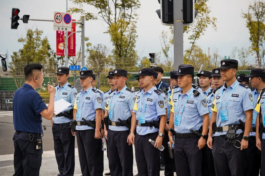 執(zhí)勤中的公安民警。成都高新公安供圖