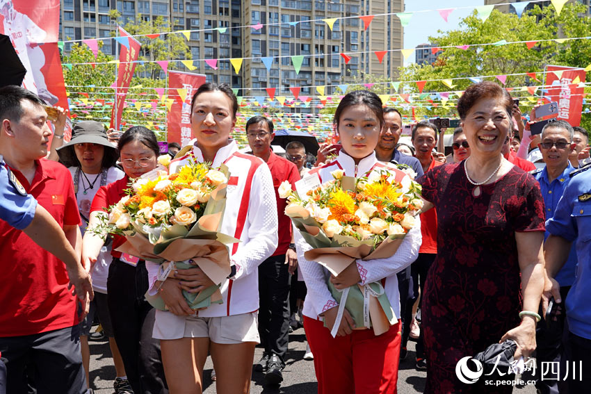 奧運選手受到家鄉(xiāng)人民的寵愛。許世智攝