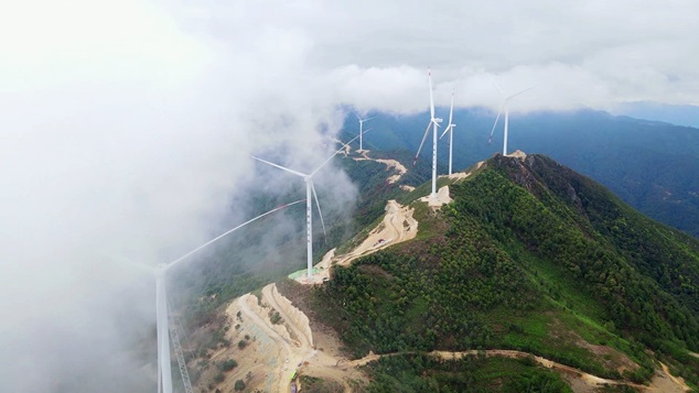 國家首批大型風(fēng)電光伏基地項目臘巴山風(fēng)電場。張峰攝