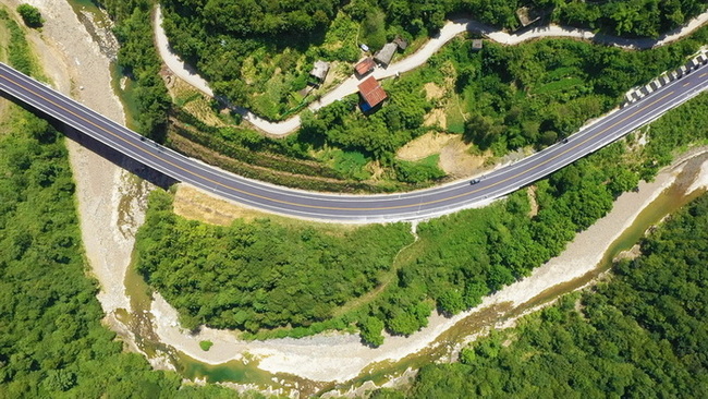 鐵礦至黑寶山旅游道路鐵礦段。萬源市融媒體中心供圖