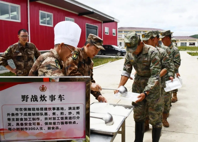 省成都軍供站前出高原地區(qū)為某駐訓部隊提供伴隨保障。四川省退役軍人事務廳供圖