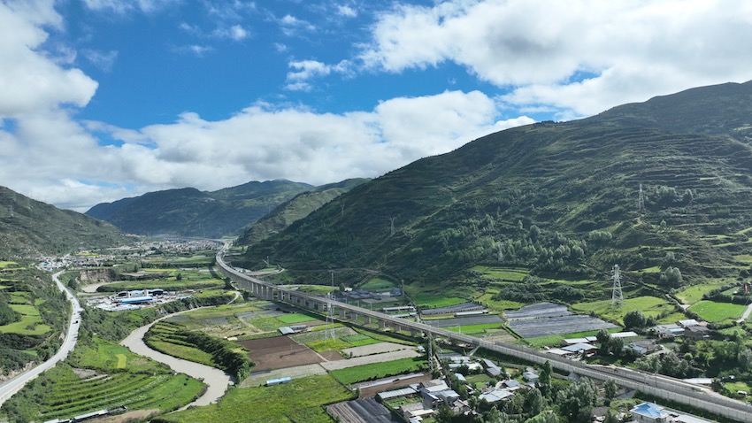 川青鐵路四川境內(nèi)段落全線開通后，動車直抵黃龍九寨溝景區(qū)只需三小時。成蘭公司供圖