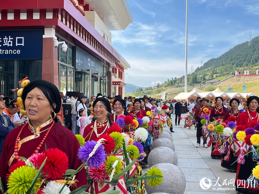 當(dāng)?shù)厝罕娸d歌載舞，慶祝列車開通。人民網(wǎng)記者 郭瑩攝