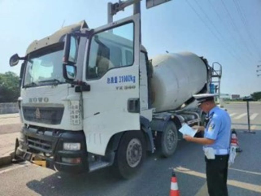 余國富及貨車司機(jī)。德陽公安供圖